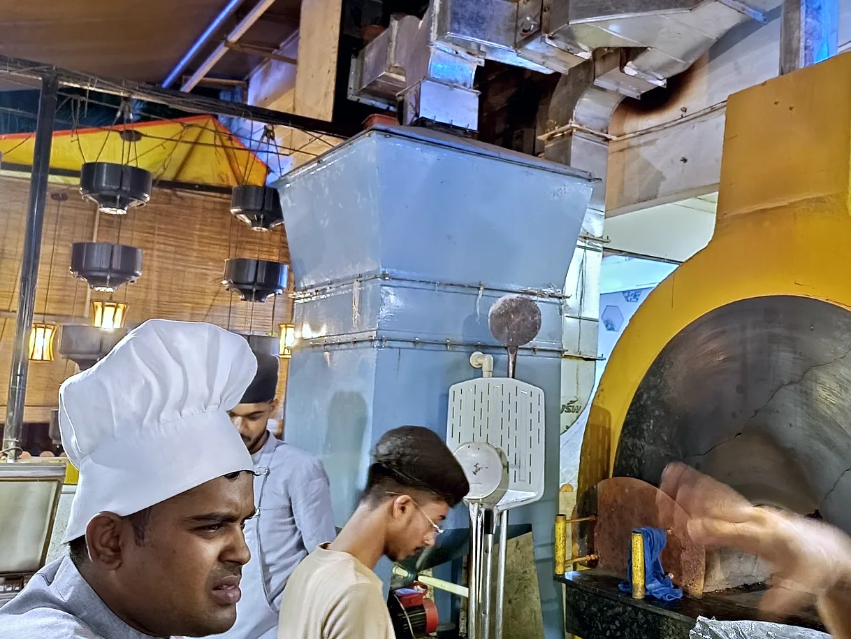 SuVayu-Bake unit above a pizza oven with chefs at work